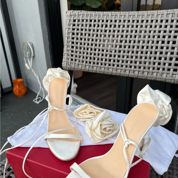 MAGDA BUTRYM
Off-White Double Flower Heeled Sandals - Picture 4 of 17